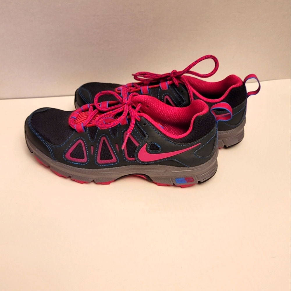 Nike Air Alvord running shoe. Ladies size 6. EUC.